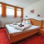 Schoenachhof مزرعة للإقامة جيرلوس